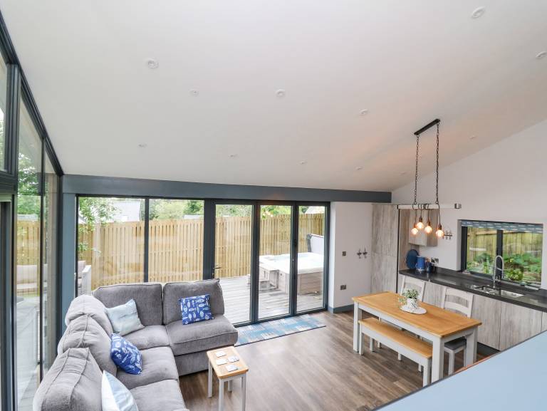 Family-oriented beautiful cottage with hot tub & yard | Beach view | Dogs allowed — photo 3