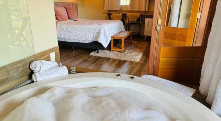 Lovely lodge with patio, yard & hot tub | Pets allowed in Camanducaia