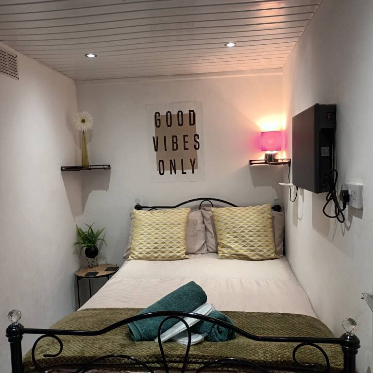 Le Hub 1BR Apartment Sleeps 2 WiFi