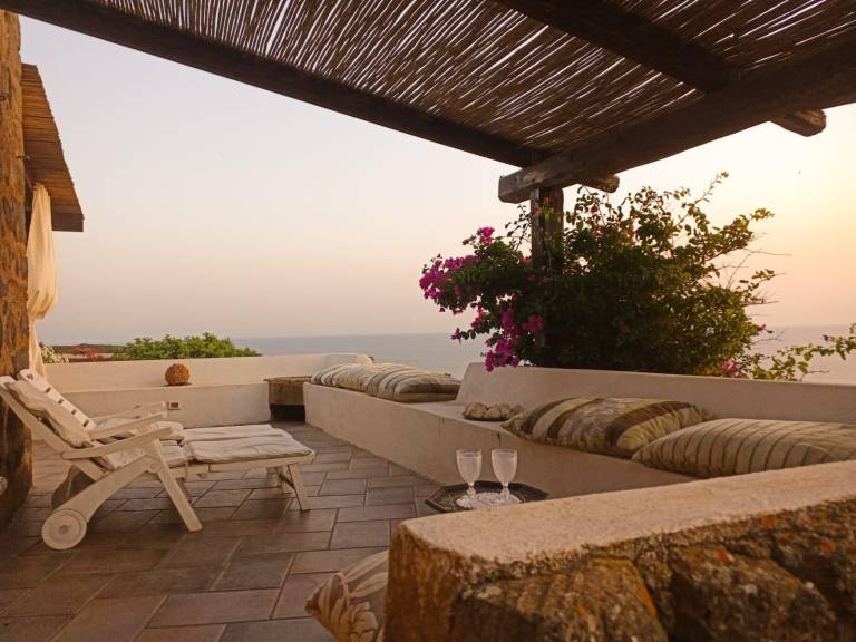 'Antico Dammuso Al Tramonto' with sea view and private garden in Pantelleria