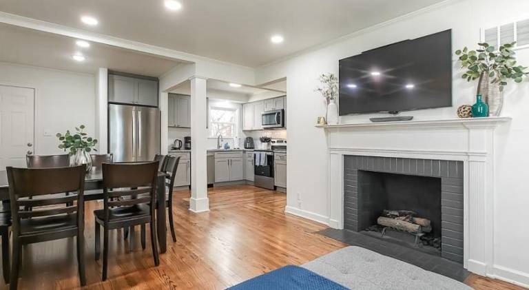 Vacation home with garden, BBQ & patio in Kansas City, KS