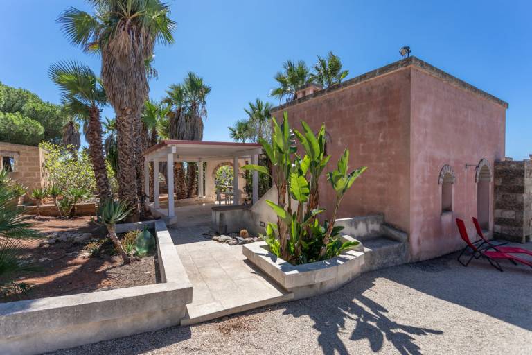 House with yard & barbeque | Garden view — photo 2