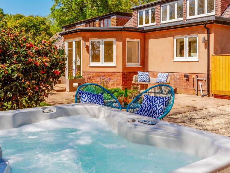Child-friendly beautiful cottage with garden, grill & jacuzzi | Dogs allowed in Taunton