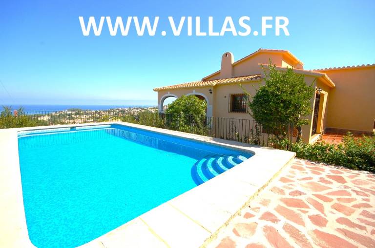 Villa with grill, terrace & yard | City view — photo 2