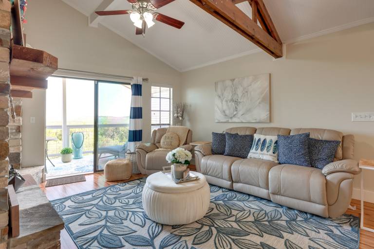 Canyon Lake Rental w/ Balcony & Lake Views — photo 4