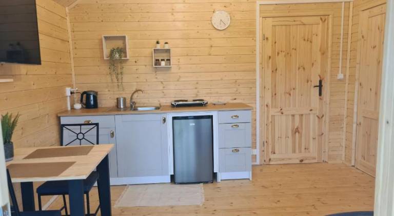 Lodge with patio, barbeque & hot tub | Pets allowed — photo 3