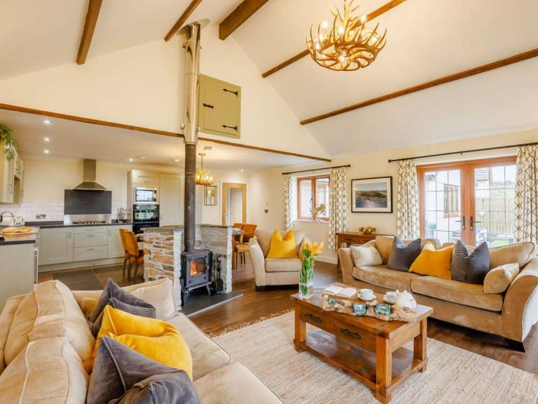 Fully equipped house with BBQ, hot tub & yard | Pet-friendly — photo 2
