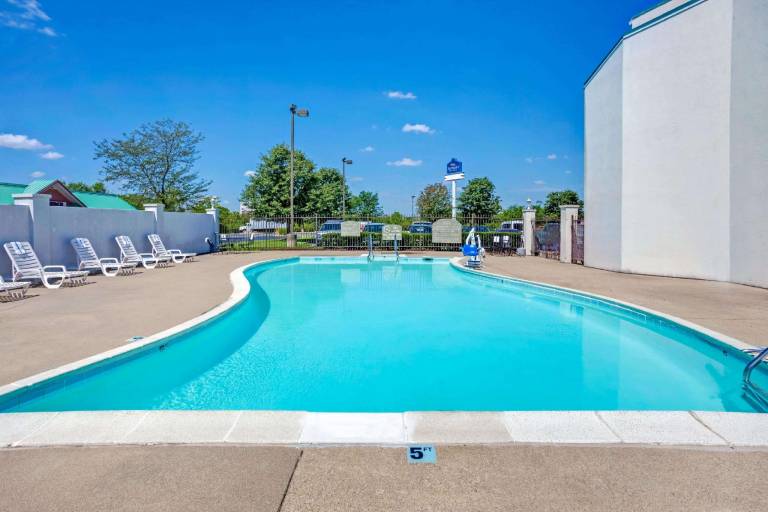 Baymont by Wyndham Louisville Airport South — photo 4