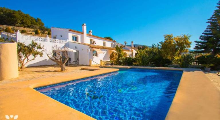 Fully equipped nice villa with yard, barbeque & private pool | Pet-friendly in Mora