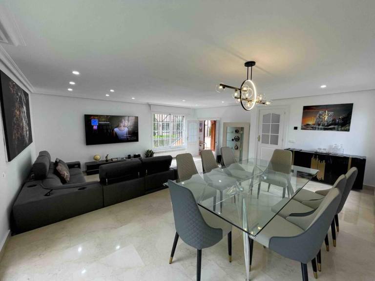 Modern Luxury House with Jacuzzi in the Garden — photo 3