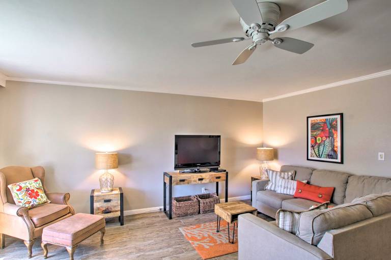 Sunny Scottsdale Townhome Walk to Trolley & Lake