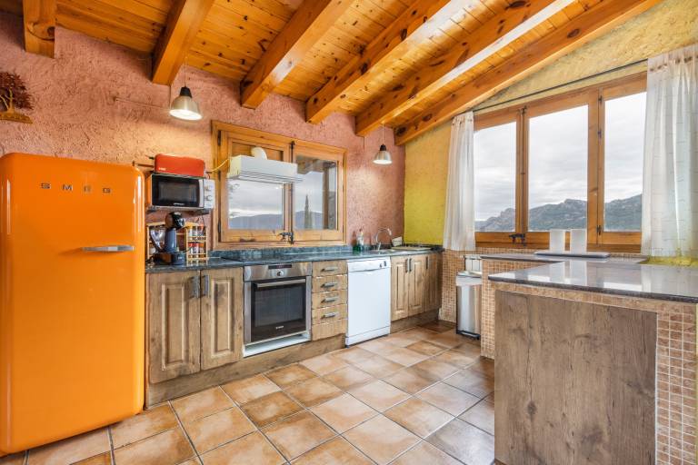 Vacation home with yard, terrace & barbecue | Mountain view — photo 4