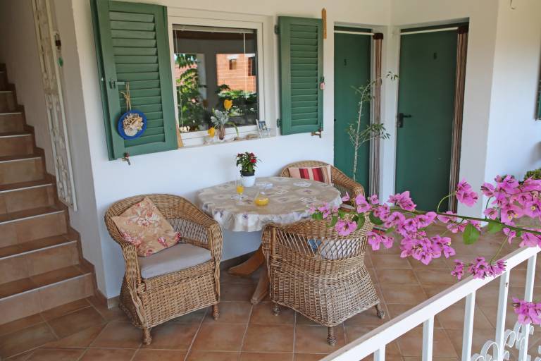 Apartment with yard, BBQ & patio in Starigrad
