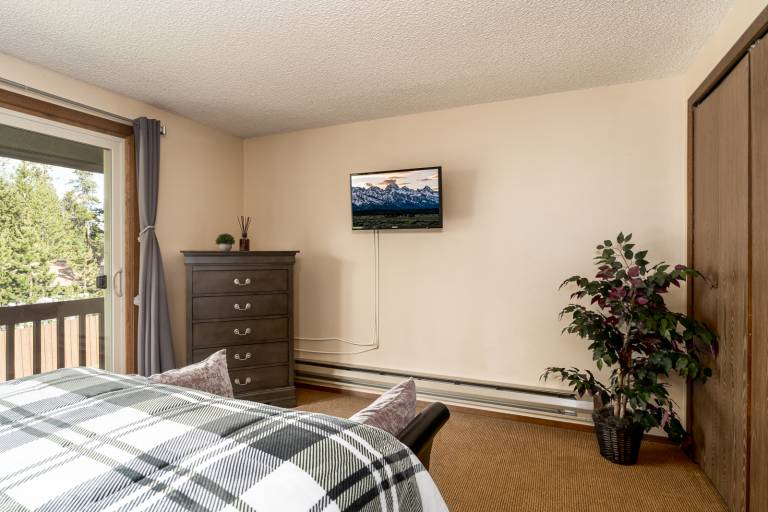 3-bedroom getaway in West Yellowstone, just minutes from the park. Huckleberry House — photo 2
