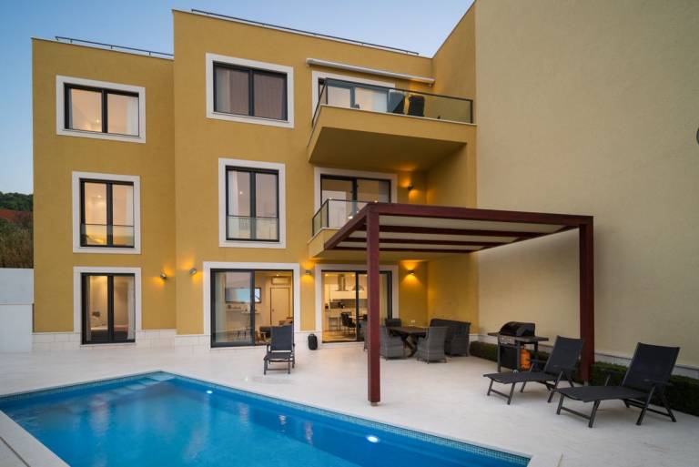 Villa with private pool, barbecue & garden | Pets are welcome — photo 2