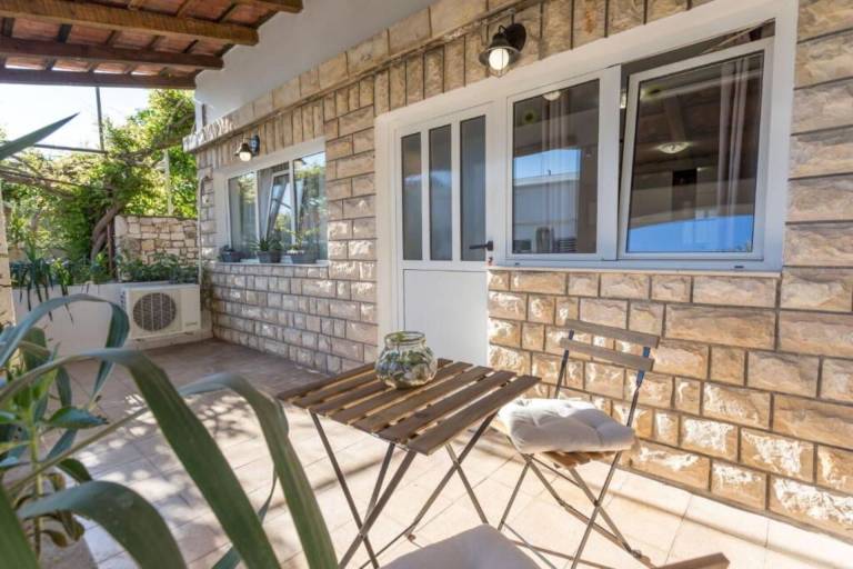 Fully equipped apartment with terrace, barbeque & yard | Pets are welcome — photo 3