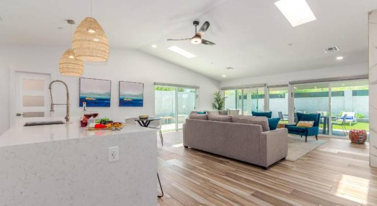 Vacation home with pool — photo 5