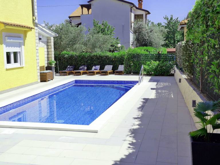 Fully equipped house with yard, patio & private pool | Pets are welcome — photo 5