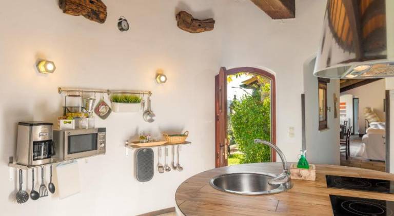 Fully equipped villa with grill, private pool & hot tub | Suitable for remote work | Dogs allowed — photo 5