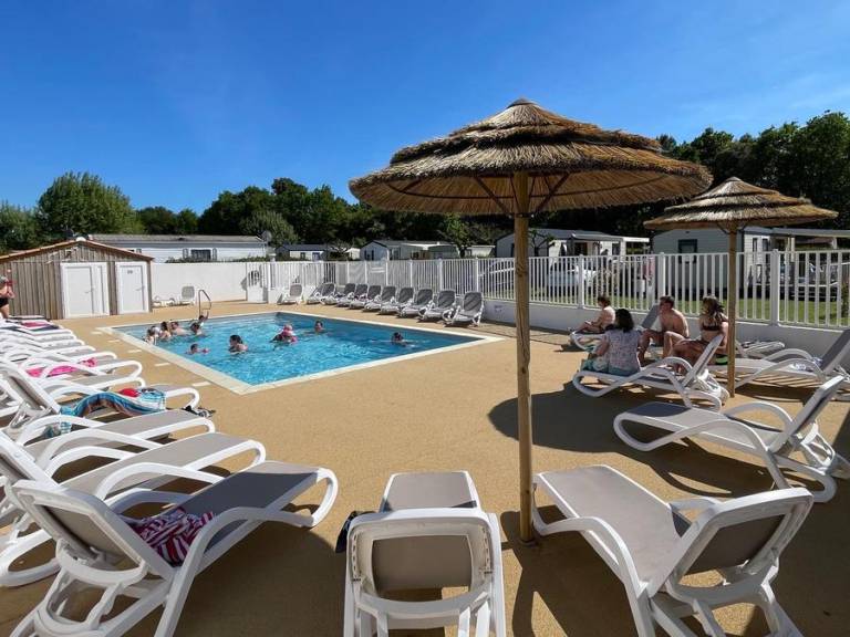 Mobile home with BBQ, terrace & heated pool | Garden view — photo 4