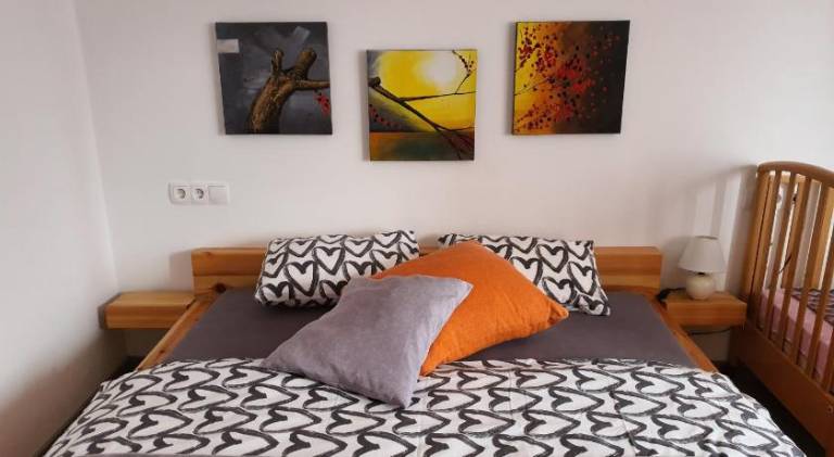 Rental apartment with BBQ, yard & patio in Kranj