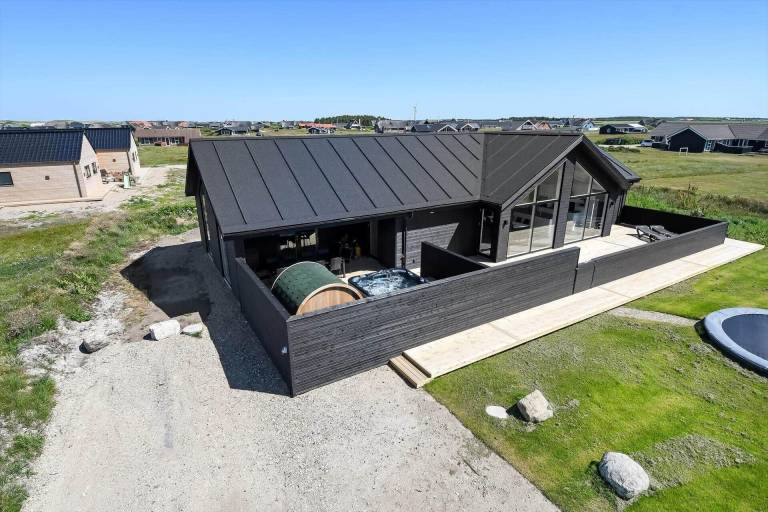 Vacation home with jacuzzi, sauna & barbeque — photo 2