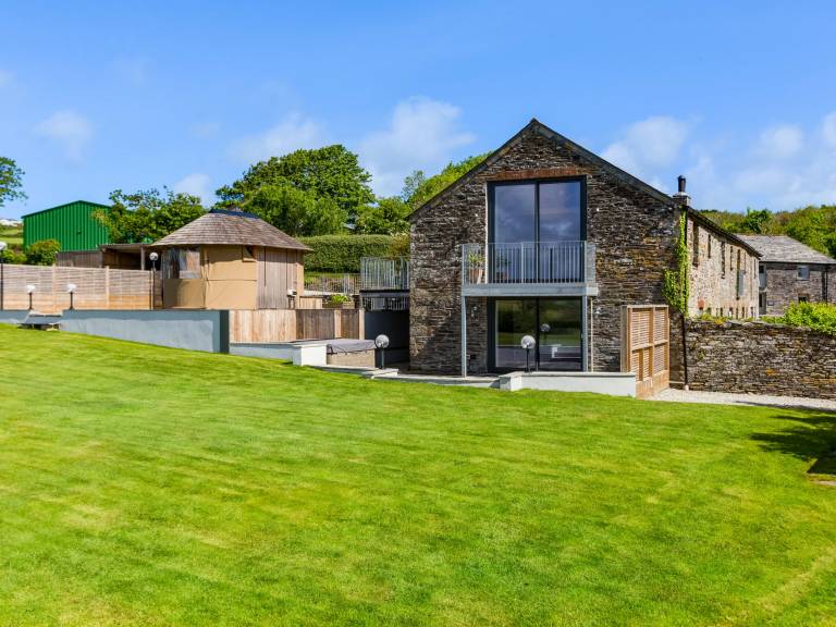Cottage with jacuzzi & yard in Tintagel