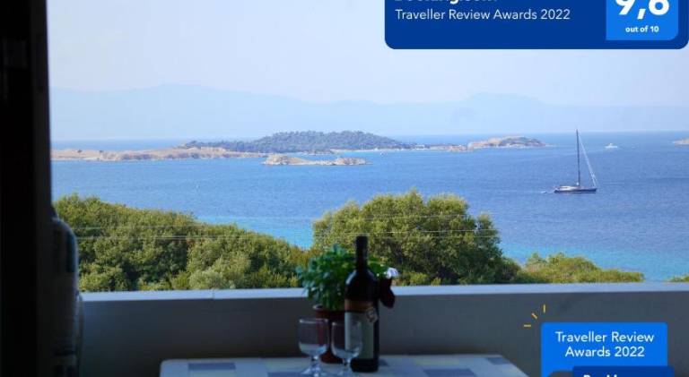 Vacation home with terrace & yard in Aristotelis