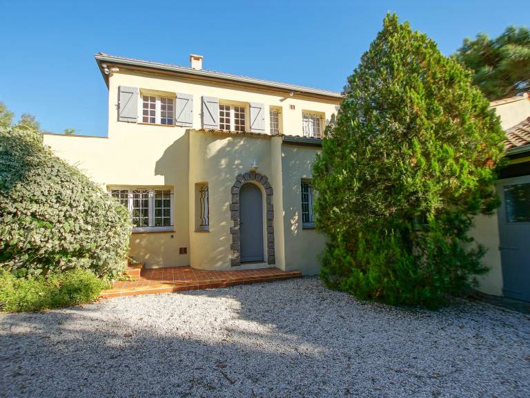 Villa with pool & patio | Pets are welcome — photo 2