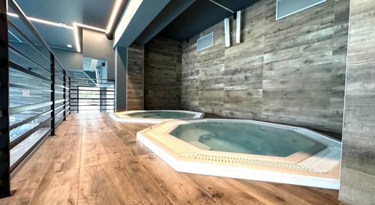Rental apartment with terrace, hot tub & pool — photo 2