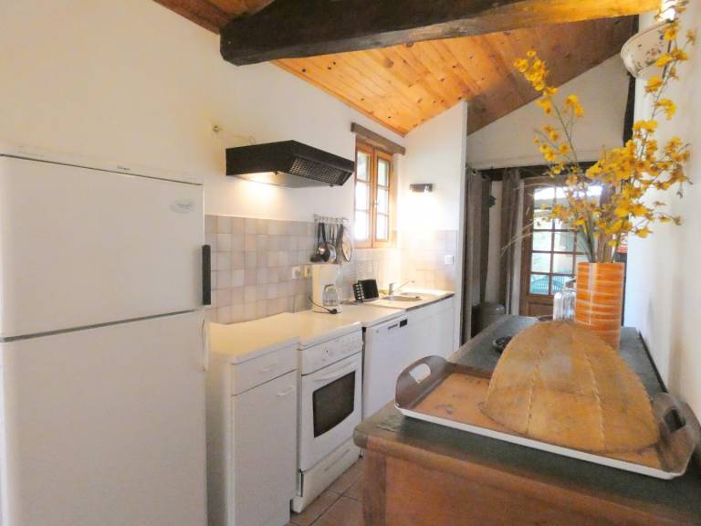 Gite with barbecue, patio & yard — photo 5