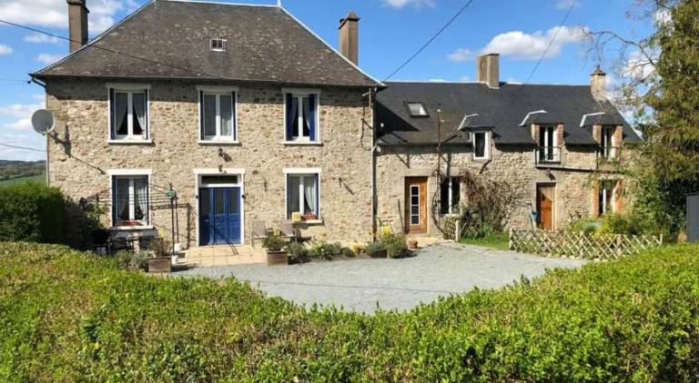 Vacation home with garden, patio & pool in Mayenne