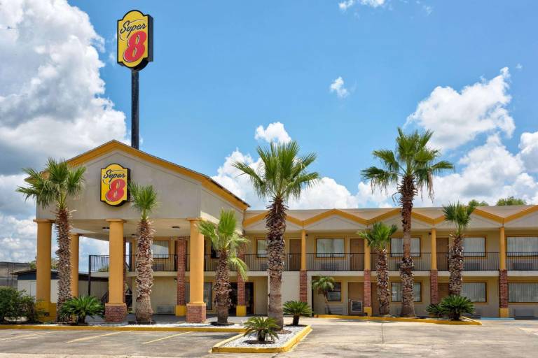 Super 8 By Wyndham Breaux Bridge in Breaux Bridge, LA