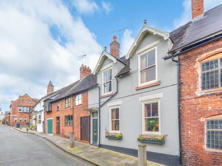 House with fast internet & yard in Stafford