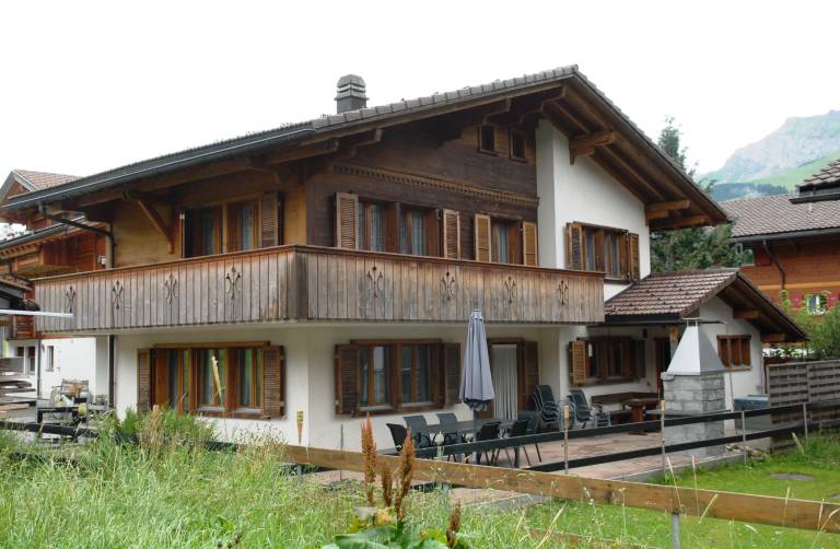 Holiday apartment with yard, barbeque & patio in Adelboden