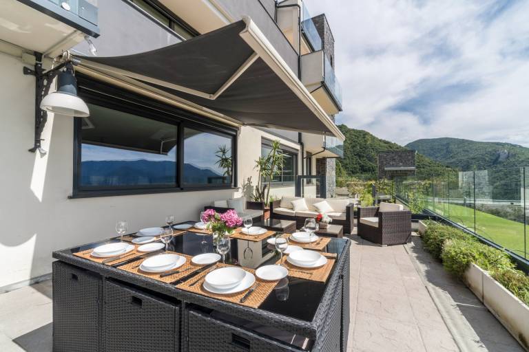 Resort Style Apartment with Mountain Views, Pool and Wi-Fi in Varenna