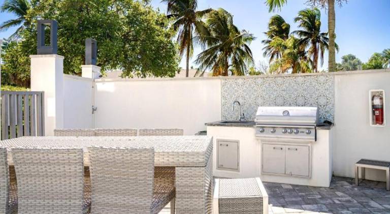 Luxury - 2BR 2BA - Balcony - Right Across From the Beach — photo 5