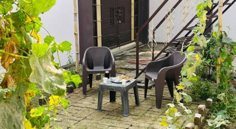 Vacation home with terrace & yard — photo 4