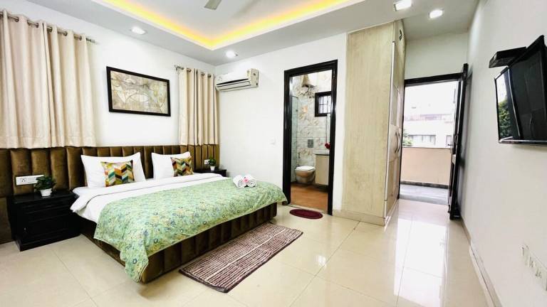 BluO 2BHK @ Greater Kailash Lift Balcony Parking — photo 2