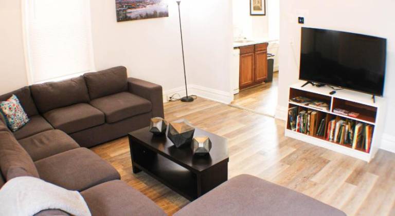 2 BR - Off Street Parking - Amazing View Nearby — photo 2