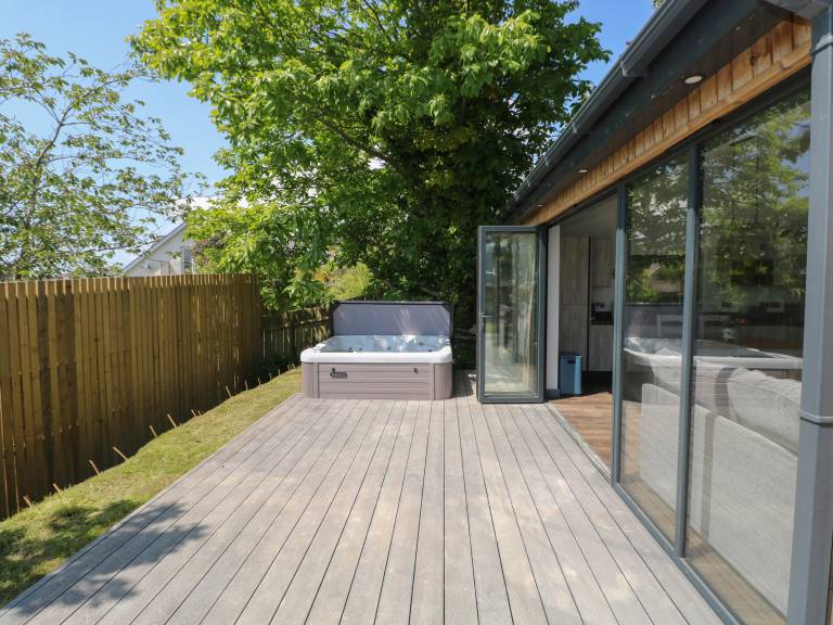 Family-oriented beautiful cottage with hot tub & yard | Beach view | Dogs allowed — photo 2