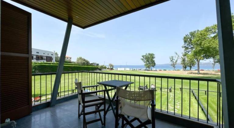 Villa with patio, BBQ & yard — photo 3