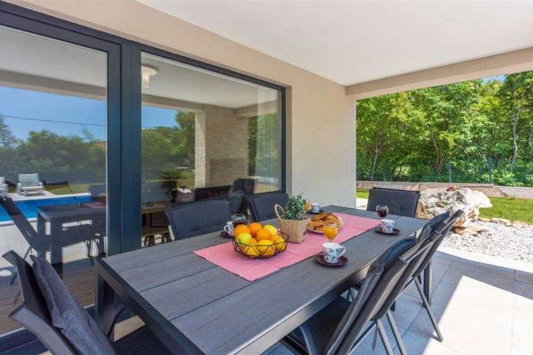 Villa with private pool, patio & garden — photo 5