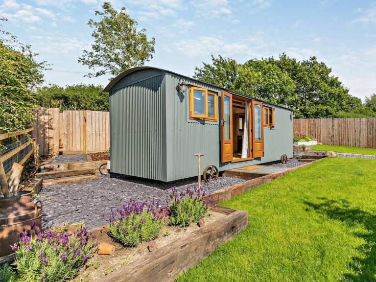 Cottage with yard & jacuzzi in Tewkesbury