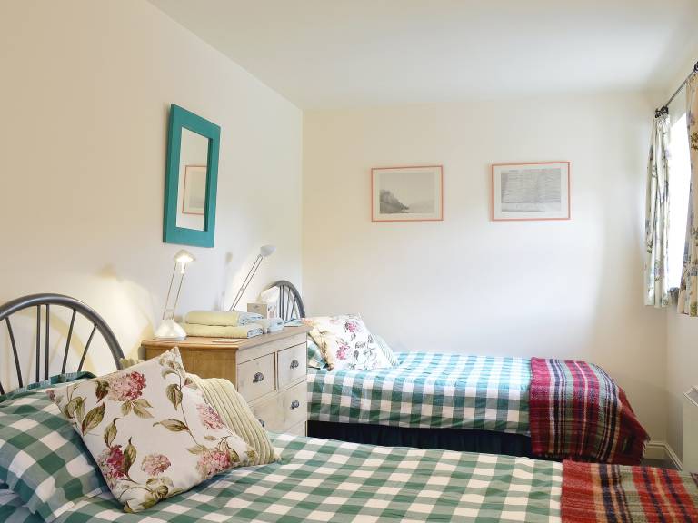 Cottage with garden — photo 5