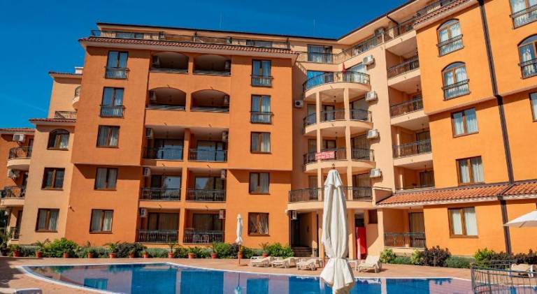 Serviced apartment with pool & yard | Beach nearby | Pet-friendly — photo 2