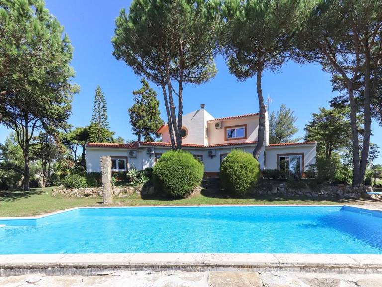 Rental apartment with yard, private pool & grill | Perfect for remote work | Dogs allowed in Sintra