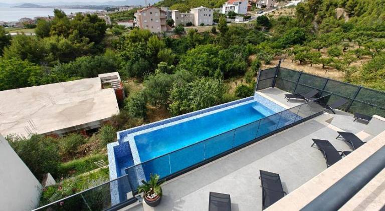 Villa with hot tub & pool — photo 4