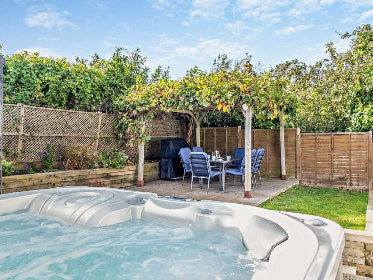 Cottage with yard & hot tub | Water view — photo 2
