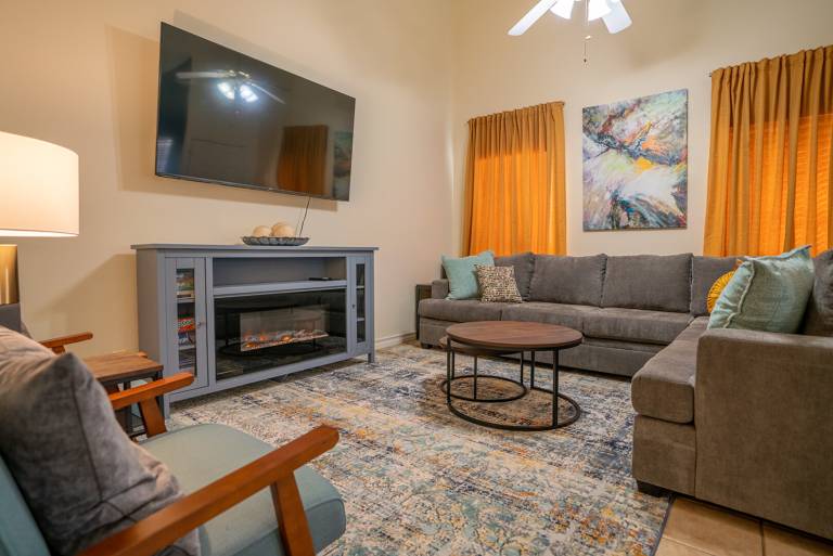Condo with pool & garden in San Antonio, TX
